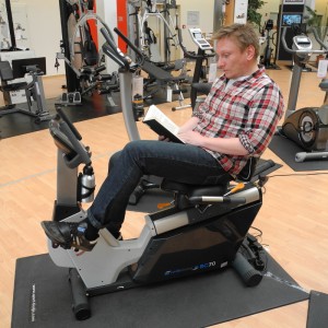 Auf dem Recumbent Bike im Studio kann man während des Trainings lesen. (Foto gestellt)