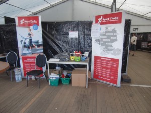 Vor dem Ansturm: Unser Stand im Kunst-Zelt