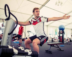 Mario Götze beim Vibrationstraining (Quelle: https://www.facebook.com/DFBTeam)