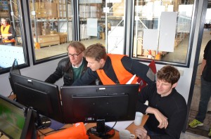 Kai und Christian erklären Bernd Dankowski das Inventursystem