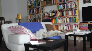 Sofa optimal auf den Fernseher ausgerichtet und Hausbar in Reichweite - wozu Sport?