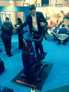 Geschäftsführer Bernhard Schenkel testet den Bowflex Max Trainer.