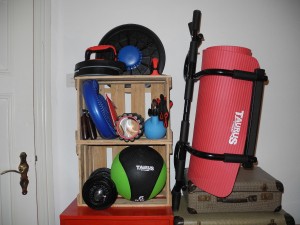 Christians Fitness Set platzsparend im Regal verstaut