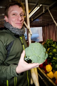 Stolz präsentiert Christian die erste Kiwi seines Lebens! 