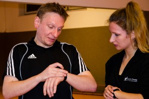 Geschafft vom Training vergleichen wir die Daten vom cardiostrong Fitness Tracker