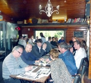 Gemeinsames Abendessen mit den neuen Kollegen