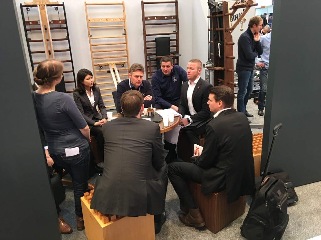 So sieht es aus, wenn auf der ISPO über Geschäfte geredet wird