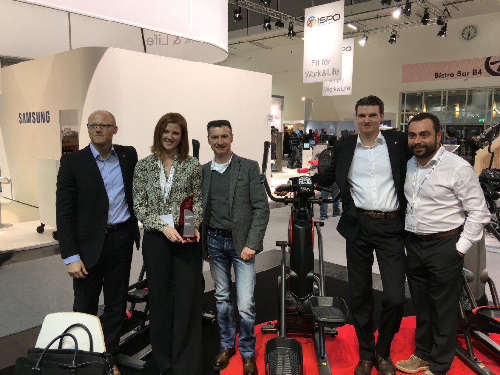 Gepardenverleihung für das innovativste Produkte den Max Trainer von Bowflex: v.l.: Sebastian Campmann, Alysson Horst (Marketing Director von Nautilus), Horst Lippert, Bernhard Schenkel und Matteo Corrada (International Sales Manager Nautilus)