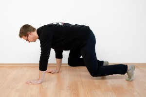 Umgekehrt werden linker Arm und rechtes Knie vorwärts bewegt.