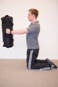 Umkehrpunkt Kneeling Sandbag Press Outs