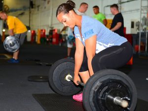 Beim Kreuzheben ist das Trainingsgewicht höher als bei Bizepscurls.