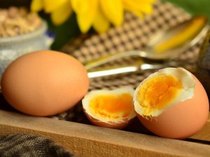 Um die Proteinstruktur nicht zu zerstören, sollten Eier nicht steinhart gegart werden.