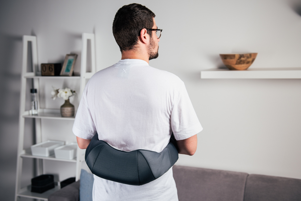 Massage des unteren Rückens mit dem Nackenmassagegerät