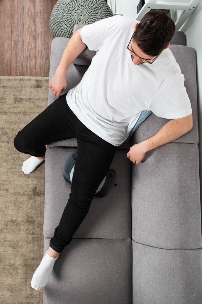 Massage des hinteren Oberschenkels mit dem Massagekissen