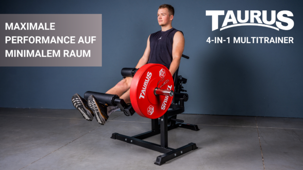 Ein junger Mann sitzt auf dem 4-in-1 Multitrainer von Taurus und trainiert mit diesem Gerät seinen Beinstrecker. Auf dem Multitrainer ist eine rote Hantelscheibe von Taurus aufgelegt.